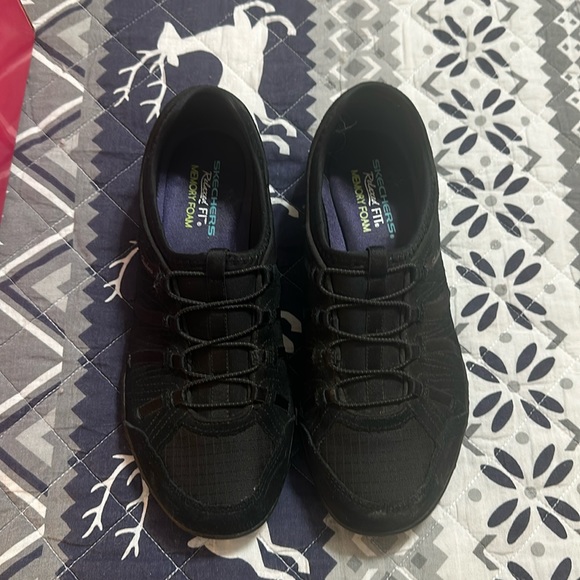 Skechers no lace slip on sneakers, black, size 9, excellent condition - Picture 1 of 7